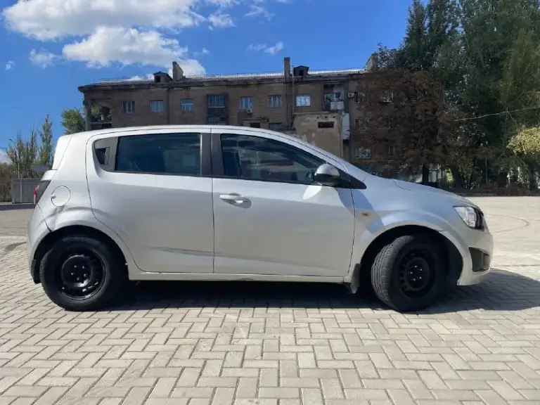 Продам chevrolet aveo t300 hatchback
Пробег: 150 000 км
Двигатель: резвый 1,6 л.
Коробка передач: работает безупречно, без пинков и рывков
Кузов: хэтчбек – практичный и манёвренный
Оцинкованное днище – защита от коррозии на долгие годы

Состояние:
Регулярное обслуживание каждые 8 000 км
Двигатель в отличном состоянии
По лкп есть небольшие недочёты (готов обсудить скидку)
За 3 года владения машина ни разу не подвела

Идеально подойдёт для начинающих водителей

**Цена:** 550 000 рублей, разумный торг при осмотре.
+79497390564

Звоните, отвечу на все вопросы! Готов на тест-драйв. Машина каждый день на ходу, документы в порядке.
📞 Звоните: +7(949)7390564 - фотография - 4