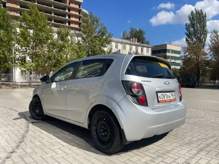 Продам chevrolet aveo t300 hatchback
Пробег: 150 000 км
Двигатель: резвый 1,6 л.
Коробка передач: работает безупречно, без пинков и рывков
Кузов: хэтчбек – практичный и манёвренный
Оцинкованное днище – защита от коррозии на долгие годы

Состояние:
Регулярное обслуживание каждые 8 000 км
Двигатель в отличном состоянии
По лкп есть небольшие недочёты (готов обсудить скидку)
За 3 года владения машина ни разу не подвела

Идеально подойдёт для начинающих водителей

**Цена:** 550 000 рублей, разумный торг при осмотре.
+79497390564

Звоните, отвечу на все вопросы! Готов на тест-драйв. Машина каждый день на ходу, документы в порядке.
📞 Звоните: +7(949)7390564 - фотография - 5