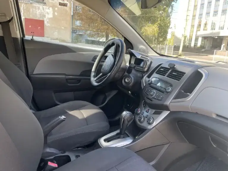Продам chevrolet aveo t300 hatchback
Пробег: 150 000 км
Двигатель: резвый 1,6 л.
Коробка передач: работает безупречно, без пинков и рывков
Кузов: хэтчбек – практичный и манёвренный
Оцинкованное днище – защита от коррозии на долгие годы

Состояние:
Регулярное обслуживание каждые 8 000 км
Двигатель в отличном состоянии
По лкп есть небольшие недочёты (готов обсудить скидку)
За 3 года владения машина ни разу не подвела

Идеально подойдёт для начинающих водителей

**Цена:** 550 000 рублей, разумный торг при осмотре.
+79497390564

Звоните, отвечу на все вопросы! Готов на тест-драйв. Машина каждый день на ходу, документы в порядке.
📞 Звоните: +7(949)7390564 - фотография - 7