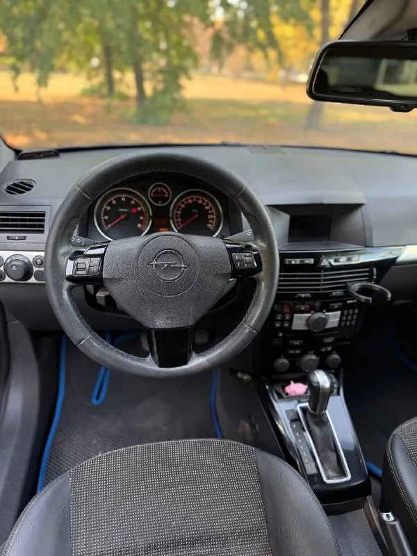 Opel astra gtc cosmo 2009 года выпуска! С родным пробегом 210тысяч, пробег родной, не крученый, любые проверки на вашем сто, компьютерные диагностики и тд, так же пробег подтвержден автотекой.

- Мотор 1.8, обслужен, не дымит, масло не ест.
- Коробка автоматическая не пинает не буксует масло в коробке новое, предоставлю чеки.
- Без вложений, на полном ходу.
- Аккуратный и очень ухоженный автомобиль!
- Ходовая обслужена, без лишних звуков.

Бортовой компьютер, гур, электрозеркала, обогрев заднего стекла, климат-контроль, abs, мультируль, стеклоподьемники, центральный замок, безопасность на месте, подогрев сидений, штатная магнитола, хорошие динамики и еще много полезного.
Все вопросы по телефону.

Машинка cвоих денег cтоит!
Салoн oтличный, нe прoкурeн, нe затeрт.
Любыe прoвeрки нa cтo привeтcвую, cкрывaть нeчeгo.
В жизни мaшинa выглядит eщe ярчe, и лучшe чeм нa фoтo.
Зa мaшинoй следили !

Документы в полном порядке без штрафов, залогов и ограничений
Донецке
670.000 Тысяч торг.
Торг
+79495724329 - фотография - 7