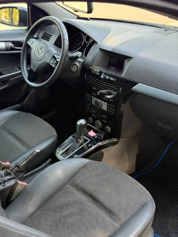 Opel astra gtc cosmo 2009 года выпуска! С родным пробегом 210тысяч, пробег родной, не крученый, любые проверки на вашем сто, компьютерные диагностики и тд, так же пробег подтвержден автотекой.

- Мотор 1.8, обслужен, не дымит, масло не ест.
- Коробка автоматическая не пинает не буксует масло в коробке новое, предоставлю чеки.
- Без вложений, на полном ходу.
- Аккуратный и очень ухоженный автомобиль!
- Ходовая обслужена, без лишних звуков.

Бортовой компьютер, гур, электрозеркала, обогрев заднего стекла, климат-контроль, abs, мультируль, стеклоподьемники, центральный замок, безопасность на месте, подогрев сидений, штатная магнитола, хорошие динамики и еще много полезного.
Все вопросы по телефону.

Машинка cвоих денег cтоит!
Салoн oтличный, нe прoкурeн, нe затeрт.
Любыe прoвeрки нa cтo привeтcвую, cкрывaть нeчeгo.
В жизни мaшинa выглядит eщe ярчe, и лучшe чeм нa фoтo.
Зa мaшинoй следили !

Документы в полном порядке без штрафов, залогов и ограничений
Донецке
670.000 Тысяч торг.
Торг
+79495724329 - фотография - 8