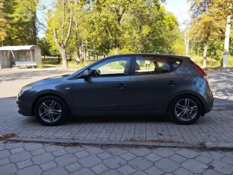 Г. Макеевка!!! Продам hyundai i30 2009 г. В. , объем 1.4, пробег 187 тыс. Км. Машинка в изумительном состоянии, была только в одной семье, сначала у отца, потом у сына, такие машины передаются только по родственникам и по наследству, большая редкость и огромна удача встретить такой вариант на продаже. Кратко об этой куколке - всю жизнь обслуживание только на официальном сервисе, есть все наряды с начала покупки и по сей день, запчасти только оригинал, масла и прочие жидкости только оригинал для киа и хундай - отдам все начатые банки с жидкостями ( масла всё новые, антифриз новый), машинка вся обслужена и не требует вложений, по кузову просто красотка, двс, кпп работает как у нового авто, салон в идеале, подвеска вся плотная, в ходу ведёт себя уверенно, сборка чешская, в машине работает абсолютно всё, охлаждает, грееет, светит, открывает и закрывает, такую красотку надо видеть только вживую. Из свежего акум, свечи, катушка зажигания, масла, антифриз, приводной ремень.
Цена 739 торг
+79496939220 +79493560155 - фотография - 4