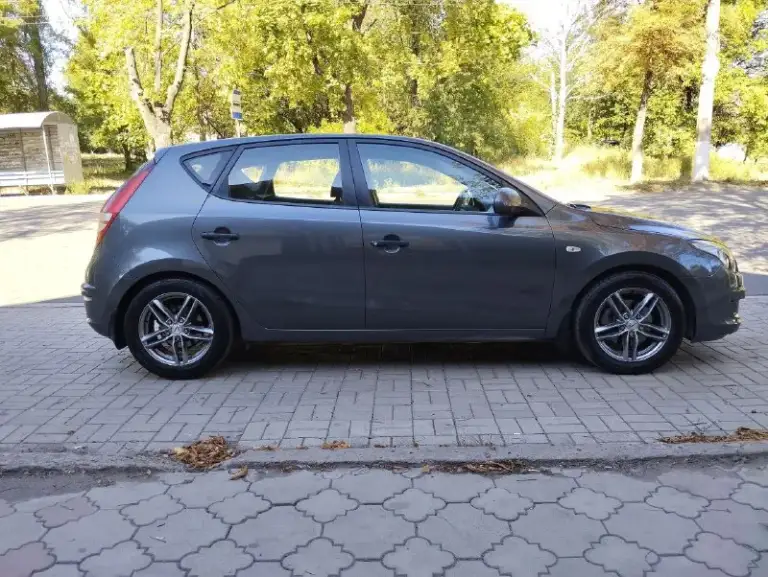 Г. Макеевка!!! Продам hyundai i30 2009 г. В. , объем 1.4, пробег 187 тыс. Км. Машинка в изумительном состоянии, была только в одной семье, сначала у отца, потом у сына, такие машины передаются только по родственникам и по наследству, большая редкость и огромна удача встретить такой вариант на продаже. Кратко об этой куколке - всю жизнь обслуживание только на официальном сервисе, есть все наряды с начала покупки и по сей день, запчасти только оригинал, масла и прочие жидкости только оригинал для киа и хундай - отдам все начатые банки с жидкостями ( масла всё новые, антифриз новый), машинка вся обслужена и не требует вложений, по кузову просто красотка, двс, кпп работает как у нового авто, салон в идеале, подвеска вся плотная, в ходу ведёт себя уверенно, сборка чешская, в машине работает абсолютно всё, охлаждает, грееет, светит, открывает и закрывает, такую красотку надо видеть только вживую. Из свежего акум, свечи, катушка зажигания, масла, антифриз, приводной ремень.
Цена 739 торг
+79496939220 +79493560155 - фотография - 5