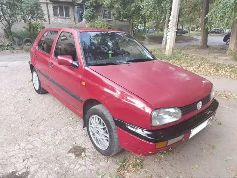 Продам гольф 3,1994г на боевом ходу. Была в одной семье более 10 лет. Авто ухоженное. Резина r15 зима новая, ходовка вся перебрана не гремит, ручник держит, грм, помпа поменяны, едет бодро, газ-бензин, есть недочёты по кузову. Музыка, центральный замок, лабаш новый, продаю от безысходности, цена 200 т. Р, два учёта. +79495214514 - фотография - 1