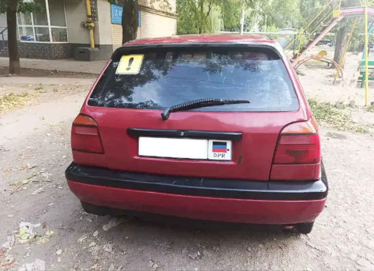Продам гольф 3,1994г на боевом ходу. Была в одной семье более 10 лет. Авто ухоженное. Резина r15 зима новая, ходовка вся перебрана не гремит, ручник держит, грм, помпа поменяны, едет бодро, газ-бензин, есть недочёты по кузову. Музыка, центральный замок, лабаш новый, продаю от безысходности, цена 200 т. Р, два учёта. +79495214514 - фотография - 2