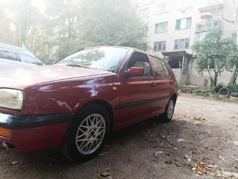 Продам гольф 3,1994г на боевом ходу. Была в одной семье более 10 лет. Авто ухоженное. Резина r15 зима новая, ходовка вся перебрана не гремит, ручник держит, грм, помпа поменяны, едет бодро, газ-бензин, есть недочёты по кузову. Музыка, центральный замок, лабаш новый, продаю от безысходности, цена 200 т. Р, два учёта. +79495214514 - фотография - 3