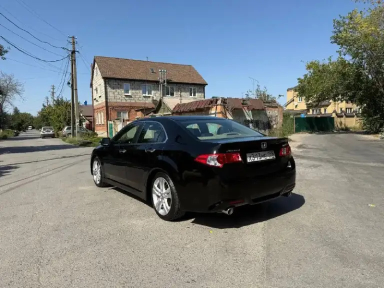 Продаю хонда акорд type s, год 2008,один владелец ( с новья),   мотор 2,4 автомат, что касаемо техники то 5+ без вложений, обслужена от а до я, сделана профессиональная палировка, с нанесением керамики в 2 слоя, химчистка, никаких запахов салоне нет, только прекрасный запах кожи и ковролина ! Руль в заводской оплетке не перешит родной так же ручка акпп родная, очень живой по всем параметрам  авто, торг будет у капота реальным покупателям, открою смс так как связь не очень ловит, пишите звоните  обсудим, видео звонок с прибором приветствуется без проблем все удачи! Тел 89289042454 цена 1180000 - фотография - 4