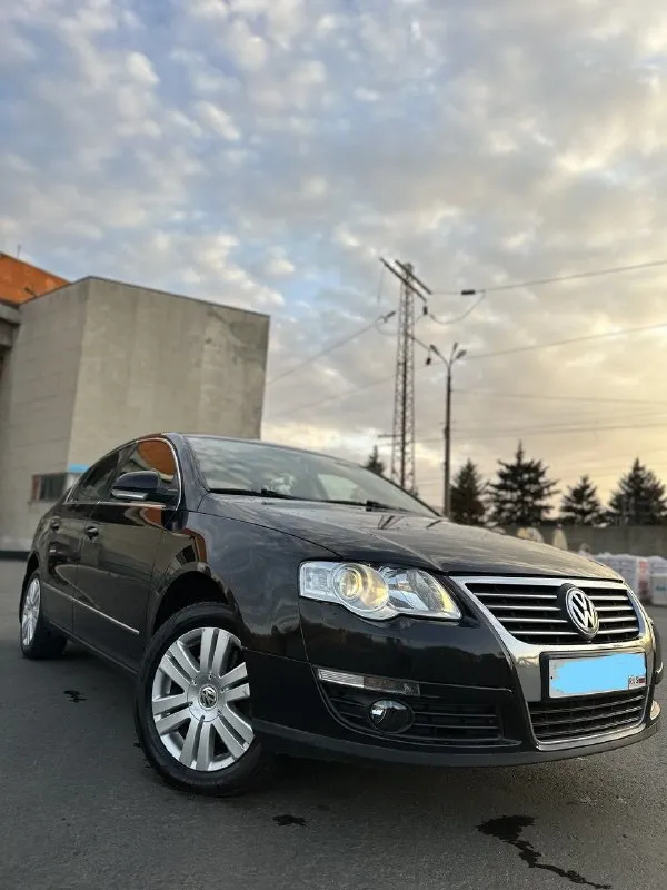 Продам volkswagen passat 🔥
Год выпуска:2005🔥
Модификация:2.0 fsi at (150 л. С. )🔥
Тип двигателя: бензин🔥
Коробка передач : автомат 🔥
Привод:передний🔥
Тип кузова : седан🔥
Koмплeктaция: highline (полная, кроме люка)🔥
Цвет:черный 🔥
В продаже volkswagen passat в бешеной и редкой комплектации, есть абсолютно все функции, кроме люка.
Двигатель -в идеальном состоянии, заводится с пол оборота, работает тихо, без каких-либо шумов. Тяга бешеная.
Акпп (японский aisin-неубиваемая коробка автомат)-в идеальном состоянии, все передачи щелкают резко, без пинков, без глюков.
По салону есть мелкие нюансы, на которые готов уступить, ничего критичного, для 2005 года сохранился очень даже хорошо.
По ходовой-абсолютно делать ничего не нужно, машина мягкая, дорогу чувствует уверенно.
Полное оформление авто, готовый пакет документов для постановки на учет.
Готов к выезду в любой сервис по вашему желанию.
✅Цена: 749.999 тысяч
Возможен пригон по договоренности.
Возможен обмен.
📌Номер для связи:+79495752024 - фотография - 4