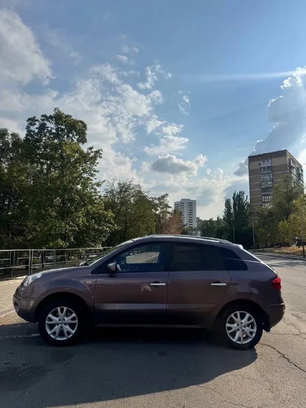 Renault koleos 2009 года,2.5 обьем двигателя, автомат коробка передач(новая, на гарантии )пробег родной 120.000км
Доброго времени суток! Продаю свой автомобиль
Renault koleos. Авто в хорошем состоянии!
- Полностью в заводском окрасе.
- Cvt вариатор, менее года назад прошел полную ревизию, сумма по чекам 250 000+, также он еще на гарантии.
- Работает ровно, никаких посторонних звуков. Хорошая динамика для данного объема, нет проблем с обгоном по трассе.
- Салон в достойном состоянии.
- Полный привод работает штатно, люфта нет, посторонних звуков нет, запотеваний нет. Также есть блокировка и возможность полностью перевести авто в 2wd.
- Большой и вместительный багажник с возможностью быстрой трансформации в ровный пол, очень удобно.
- Дорожный просвет 206 мм, свесы и углы вьезда скошены, что дает возможность проезжать почти везде, это один из самых проходимых авто в своем классе.
Цена:800.000 торг
Номер:79494155489
📞 Звоните: +7(949)4155489 - фотография - 2