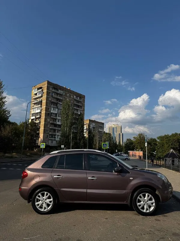 Renault koleos 2009 года,2.5 обьем двигателя, автомат коробка передач(новая, на гарантии )пробег родной 120.000км
Доброго времени суток! Продаю свой автомобиль
Renault koleos. Авто в хорошем состоянии!
- Полностью в заводском окрасе.
- Cvt вариатор, менее года назад прошел полную ревизию, сумма по чекам 250 000+, также он еще на гарантии.
- Работает ровно, никаких посторонних звуков. Хорошая динамика для данного объема, нет проблем с обгоном по трассе.
- Салон в достойном состоянии.
- Полный привод работает штатно, люфта нет, посторонних звуков нет, запотеваний нет. Также есть блокировка и возможность полностью перевести авто в 2wd.
- Большой и вместительный багажник с возможностью быстрой трансформации в ровный пол, очень удобно.
- Дорожный просвет 206 мм, свесы и углы вьезда скошены, что дает возможность проезжать почти везде, это один из самых проходимых авто в своем классе.
Цена:800.000 торг
Номер:79494155489
📞 Звоните: +7(949)4155489 - фотография - 9