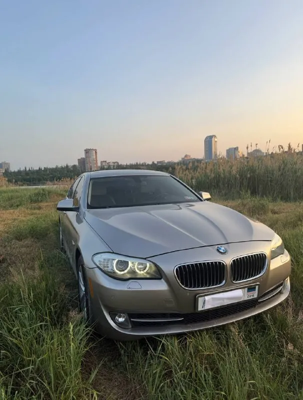 В продаже автомобиль марки: bmw f10,
Год выпуска:2012г.
, 2 L, бензин, автомат, x-drive.
Пробег 210000 км. Пробег не отмотан.
-Камера 360.
-Камерой заднего вида.
-Парк-троники сзади и спереди, -укомплектована зимним пакетом. -подогрев задних сидений а так же передних, подогрев зеркал, заднего стекла.
-Двух зонный климат.
-Большой экран мультимедиа - голосовое управление.
-Подключение телефона через блютуз, просмотр видео, звонки.
-Мульти руль.
-Круиз контроль.
-Электро привод сидений передних.
-Электро привод багажника( открытие и закрытие с кнопки) старт/стоп. Без ключ. Доступ.
- Люк.
Учет авто - dpr ( сделка без рисков в плане залогов в банк)
Машина обслуживалась по хозяйски.
Технический паспорт на мне, машина куплена в 2022г. Завезена с сша. С пробегом 122т. (бампер, фара, крыло). Обмен на авто классом выше.
Цена 1880000₽
Донецк.
Тел +79493004055
📲 Tg: илья
📞 Звоните: +7(949)3004055 - фотография - 1