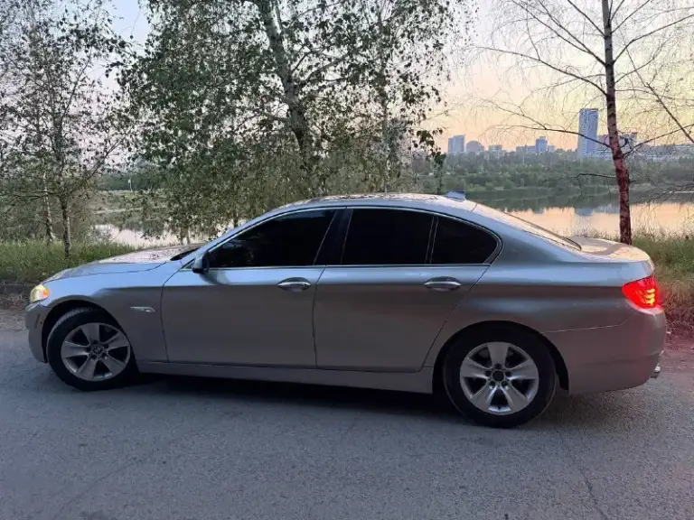В продаже автомобиль марки: bmw f10,
Год выпуска:2012г.
, 2 L, бензин, автомат, x-drive.
Пробег 210000 км. Пробег не отмотан.
-Камера 360.
-Камерой заднего вида.
-Парк-троники сзади и спереди, -укомплектована зимним пакетом. -подогрев задних сидений а так же передних, подогрев зеркал, заднего стекла.
-Двух зонный климат.
-Большой экран мультимедиа - голосовое управление.
-Подключение телефона через блютуз, просмотр видео, звонки.
-Мульти руль.
-Круиз контроль.
-Электро привод сидений передних.
-Электро привод багажника( открытие и закрытие с кнопки) старт/стоп. Без ключ. Доступ.
- Люк.
Учет авто - dpr ( сделка без рисков в плане залогов в банк)
Машина обслуживалась по хозяйски.
Технический паспорт на мне, машина куплена в 2022г. Завезена с сша. С пробегом 122т. (бампер, фара, крыло). Обмен на авто классом выше.
Цена 1880000₽
Донецк.
Тел +79493004055
📲 Tg: илья
📞 Звоните: +7(949)3004055 - фотография - 4