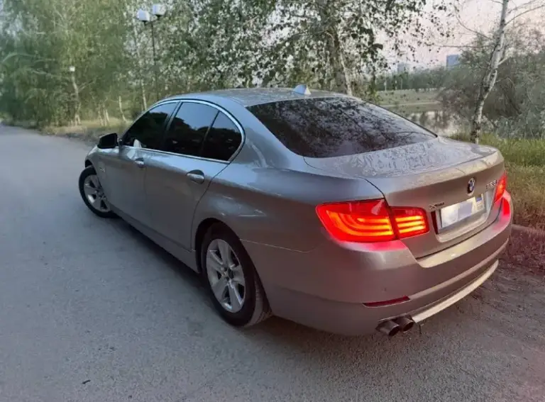 В продаже автомобиль марки: bmw f10,
Год выпуска:2012г.
, 2 L, бензин, автомат, x-drive.
Пробег 210000 км. Пробег не отмотан.
-Камера 360.
-Камерой заднего вида.
-Парк-троники сзади и спереди, -укомплектована зимним пакетом. -подогрев задних сидений а так же передних, подогрев зеркал, заднего стекла.
-Двух зонный климат.
-Большой экран мультимедиа - голосовое управление.
-Подключение телефона через блютуз, просмотр видео, звонки.
-Мульти руль.
-Круиз контроль.
-Электро привод сидений передних.
-Электро привод багажника( открытие и закрытие с кнопки) старт/стоп. Без ключ. Доступ.
- Люк.
Учет авто - dpr ( сделка без рисков в плане залогов в банк)
Машина обслуживалась по хозяйски.
Технический паспорт на мне, машина куплена в 2022г. Завезена с сша. С пробегом 122т. (бампер, фара, крыло). Обмен на авто классом выше.
Цена 1880000₽
Донецк.
Тел +79493004055
📲 Tg: илья
📞 Звоните: +7(949)3004055 - фотография - 5