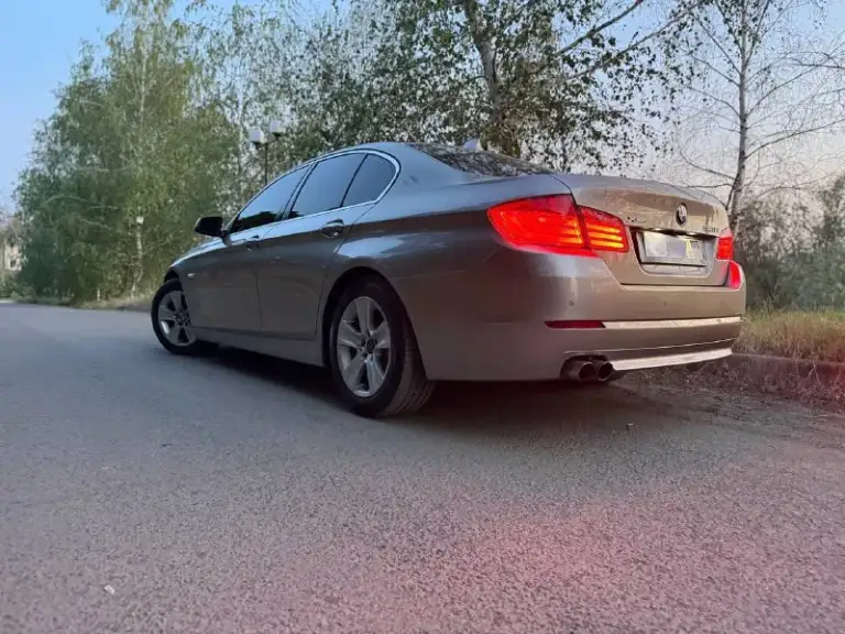 В продаже автомобиль марки: bmw f10,
Год выпуска:2012г.
, 2 L, бензин, автомат, x-drive.
Пробег 210000 км. Пробег не отмотан.
-Камера 360.
-Камерой заднего вида.
-Парк-троники сзади и спереди, -укомплектована зимним пакетом. -подогрев задних сидений а так же передних, подогрев зеркал, заднего стекла.
-Двух зонный климат.
-Большой экран мультимедиа - голосовое управление.
-Подключение телефона через блютуз, просмотр видео, звонки.
-Мульти руль.
-Круиз контроль.
-Электро привод сидений передних.
-Электро привод багажника( открытие и закрытие с кнопки) старт/стоп. Без ключ. Доступ.
- Люк.
Учет авто - dpr ( сделка без рисков в плане залогов в банк)
Машина обслуживалась по хозяйски.
Технический паспорт на мне, машина куплена в 2022г. Завезена с сша. С пробегом 122т. (бампер, фара, крыло). Обмен на авто классом выше.
Цена 1880000₽
Донецк.
Тел +79493004055
📲 Tg: илья
📞 Звоните: +7(949)3004055 - фотография - 6