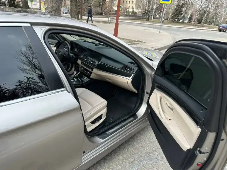 В продаже автомобиль марки: bmw f10,
Год выпуска:2012г.
, 2 L, бензин, автомат, x-drive.
Пробег 210000 км. Пробег не отмотан.
-Камера 360.
-Камерой заднего вида.
-Парк-троники сзади и спереди, -укомплектована зимним пакетом. -подогрев задних сидений а так же передних, подогрев зеркал, заднего стекла.
-Двух зонный климат.
-Большой экран мультимедиа - голосовое управление.
-Подключение телефона через блютуз, просмотр видео, звонки.
-Мульти руль.
-Круиз контроль.
-Электро привод сидений передних.
-Электро привод багажника( открытие и закрытие с кнопки) старт/стоп. Без ключ. Доступ.
- Люк.
Учет авто - dpr ( сделка без рисков в плане залогов в банк)
Машина обслуживалась по хозяйски.
Технический паспорт на мне, машина куплена в 2022г. Завезена с сша. С пробегом 122т. (бампер, фара, крыло). Обмен на авто классом выше.
Цена 1880000₽
Донецк.
Тел +79493004055
📲 Tg: илья
📞 Звоните: +7(949)3004055 - фотография - 9