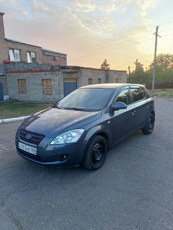Киа сид.2009 год выпуска.1.6 бензин. Акп. Пробег 285.000 км. Мотор, коробка отлично. Подвеска без вложений. Два комплекта дисков. .вся электрика в рабочем состоянии. По кузову есть небольшие косметические моменты (сколы на заднем бампере, и притертость на задней арке) ничего критичного, на езду не влияет. Отлично подойдёт как первый автомобиль. По договоренности предоставлю авто для проверки на ваше сто. Юридечески оформление без проблем. Прошу 450.000 рублей (минимальный торг). Осмотр донецк, ленинский р-н оцкб. Больше информации по +79493954618 - фотография - 1