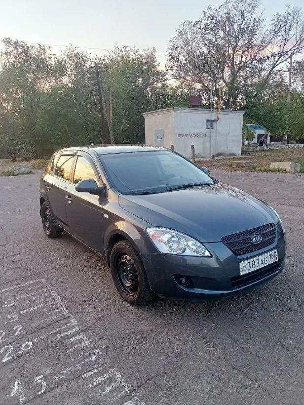 Киа сид.2009 год выпуска.1.6 бензин. Акп. Пробег 285.000 км. Мотор, коробка отлично. Подвеска без вложений. Два комплекта дисков. .вся электрика в рабочем состоянии. По кузову есть небольшие косметические моменты (сколы на заднем бампере, и притертость на задней арке) ничего критичного, на езду не влияет. Отлично подойдёт как первый автомобиль. По договоренности предоставлю авто для проверки на ваше сто. Юридечески оформление без проблем. Прошу 450.000 рублей (минимальный торг). Осмотр донецк, ленинский р-н оцкб. Больше информации по +79493954618 - фотография - 2