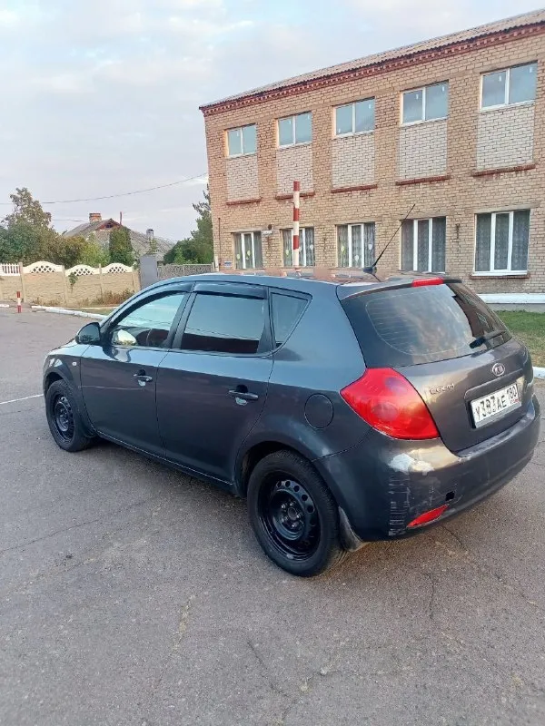 Киа сид.2009 год выпуска.1.6 бензин. Акп. Пробег 285.000 км. Мотор, коробка отлично. Подвеска без вложений. Два комплекта дисков. .вся электрика в рабочем состоянии. По кузову есть небольшие косметические моменты (сколы на заднем бампере, и притертость на задней арке) ничего критичного, на езду не влияет. Отлично подойдёт как первый автомобиль. По договоренности предоставлю авто для проверки на ваше сто. Юридечески оформление без проблем. Прошу 450.000 рублей (минимальный торг). Осмотр донецк, ленинский р-н оцкб. Больше информации по +79493954618 - фотография - 4