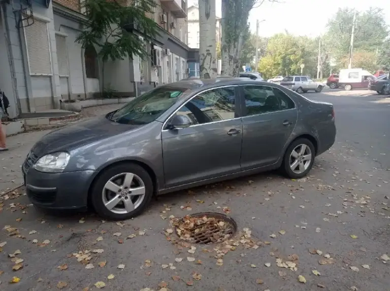Продаю volkswagen jetta, 2007.г. Пробег 365 000 км.
✅ 1 Владелец в донецке с 2016 года
✅ Авто своевременно обслуживалось на сто
✅ Бензиновый двигатель 2.5

Коробка автомат, переключается плавно, не пинается, своевременно производилась замена масла в коробке и двигателе.

Салон чистый, ухоженный, в машине не курили.

Есть нюансы по кузову.
Цена 600 000 руб. С торгом.
Осмотр в донецке.
Телефон для связи+79493032698. - фотография - 1