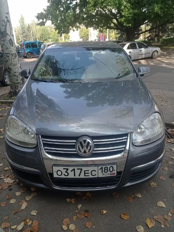 Продаю volkswagen jetta, 2007.г. Пробег 365 000 км.
✅ 1 Владелец в донецке с 2016 года
✅ Авто своевременно обслуживалось на сто
✅ Бензиновый двигатель 2.5

Коробка автомат, переключается плавно, не пинается, своевременно производилась замена масла в коробке и двигателе.

Салон чистый, ухоженный, в машине не курили.

Есть нюансы по кузову.
Цена 600 000 руб. С торгом.
Осмотр в донецке.
Телефон для связи+79493032698. - фотография - 2