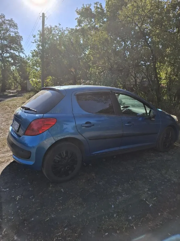 Продам peugeot 207,520000руб.
1,4 Автомат, в идеальном состоянии,2009г,133000 родного пробега-подтвержден документально. Ходовая обслужена до мелочей, машина не требует вложений вообще,1000км назад заменён грм, помпа, антифриз, масло, резина зима, лето. Комплектация-стеклоподъемники, климат-контроль, хорошая музыка, в машине есть все для комфортной езды. Для тех, кому нужен автомобиль без вложений-обращаться по номеру+79493874582 виктор, не перекуп машина своя.
📞 Звоните: +7(949)3874582 - фотография - 3