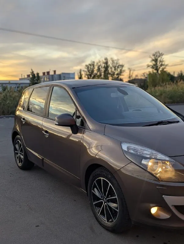 Renault scenic iii, 2.0, 1 хозяин, без дтп, идеальное состояние!
Продаётся renault scenic 2011 года в состоянии нового. Машина по принципу «сел и поехал» без подводных камней.
​Характеристики:
​Двигатель: 2.0 л (140 л. С. ), бензин
​Коробка: автоматическая (классический гидротрансформатор)
​Пробег: 140 000 км (оригинальный)
​Владельцы: 1
​Птс: оригинал
​Ключевые преимущества:
​Идеальная автотека: без дтп, расчётов и выплат.
​Заводской окрас: ни одна деталь не перекрашивалась.
​Все стёкла родные: включая лобовое.
​Богатая комплектация: двухзонный климат-контроль, круиз-контроль, датчики света/дождя, акпп tiptronic и др.
​Отличное техническое состояние: полностью обслужен. Запаска ни разу не ставилась.
​Любые проверки приветствуются. Машина для тех, кто ценит честность.
​Цена:
Торг у капота.
Телефон: телеграм + 7 949 003 60 29.. .. - фотография - 1
