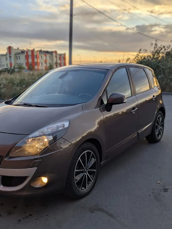 Renault scenic iii, 2.0, 1 хозяин, без дтп, идеальное состояние!
Продаётся renault scenic 2011 года в состоянии нового. Машина по принципу «сел и поехал» без подводных камней.
​Характеристики:
​Двигатель: 2.0 л (140 л. С. ), бензин
​Коробка: автоматическая (классический гидротрансформатор)
​Пробег: 140 000 км (оригинальный)
​Владельцы: 1
​Птс: оригинал
​Ключевые преимущества:
​Идеальная автотека: без дтп, расчётов и выплат.
​Заводской окрас: ни одна деталь не перекрашивалась.
​Все стёкла родные: включая лобовое.
​Богатая комплектация: двухзонный климат-контроль, круиз-контроль, датчики света/дождя, акпп tiptronic и др.
​Отличное техническое состояние: полностью обслужен. Запаска ни разу не ставилась.
​Любые проверки приветствуются. Машина для тех, кто ценит честность.
​Цена:
Торг у капота.
Телефон: телеграм + 7 949 003 60 29.. .. - фотография - 3