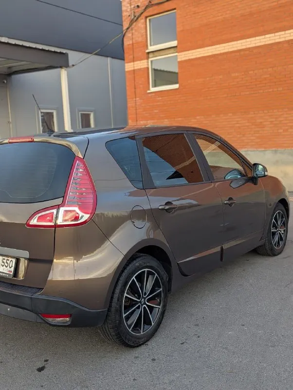Renault scenic iii, 2.0, 1 хозяин, без дтп, идеальное состояние!
Продаётся renault scenic 2011 года в состоянии нового. Машина по принципу «сел и поехал» без подводных камней.
​Характеристики:
​Двигатель: 2.0 л (140 л. С. ), бензин
​Коробка: автоматическая (классический гидротрансформатор)
​Пробег: 140 000 км (оригинальный)
​Владельцы: 1
​Птс: оригинал
​Ключевые преимущества:
​Идеальная автотека: без дтп, расчётов и выплат.
​Заводской окрас: ни одна деталь не перекрашивалась.
​Все стёкла родные: включая лобовое.
​Богатая комплектация: двухзонный климат-контроль, круиз-контроль, датчики света/дождя, акпп tiptronic и др.
​Отличное техническое состояние: полностью обслужен. Запаска ни разу не ставилась.
​Любые проверки приветствуются. Машина для тех, кто ценит честность.
​Цена:
Торг у капота.
Телефон: телеграм + 7 949 003 60 29.. .. - фотография - 4