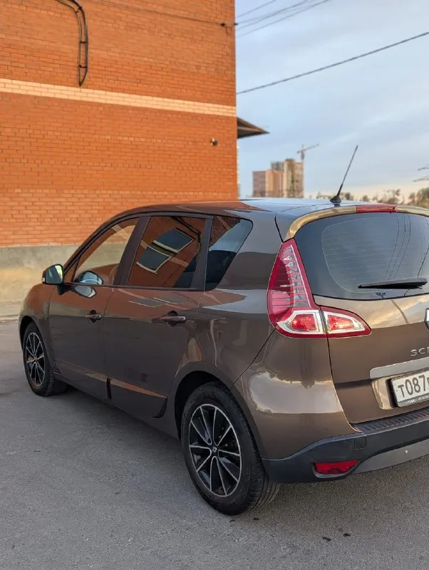 Renault scenic iii, 2.0, 1 хозяин, без дтп, идеальное состояние!
Продаётся renault scenic 2011 года в состоянии нового. Машина по принципу «сел и поехал» без подводных камней.
​Характеристики:
​Двигатель: 2.0 л (140 л. С. ), бензин
​Коробка: автоматическая (классический гидротрансформатор)
​Пробег: 140 000 км (оригинальный)
​Владельцы: 1
​Птс: оригинал
​Ключевые преимущества:
​Идеальная автотека: без дтп, расчётов и выплат.
​Заводской окрас: ни одна деталь не перекрашивалась.
​Все стёкла родные: включая лобовое.
​Богатая комплектация: двухзонный климат-контроль, круиз-контроль, датчики света/дождя, акпп tiptronic и др.
​Отличное техническое состояние: полностью обслужен. Запаска ни разу не ставилась.
​Любые проверки приветствуются. Машина для тех, кто ценит честность.
​Цена:
Торг у капота.
Телефон: телеграм + 7 949 003 60 29.. .. - фотография - 6