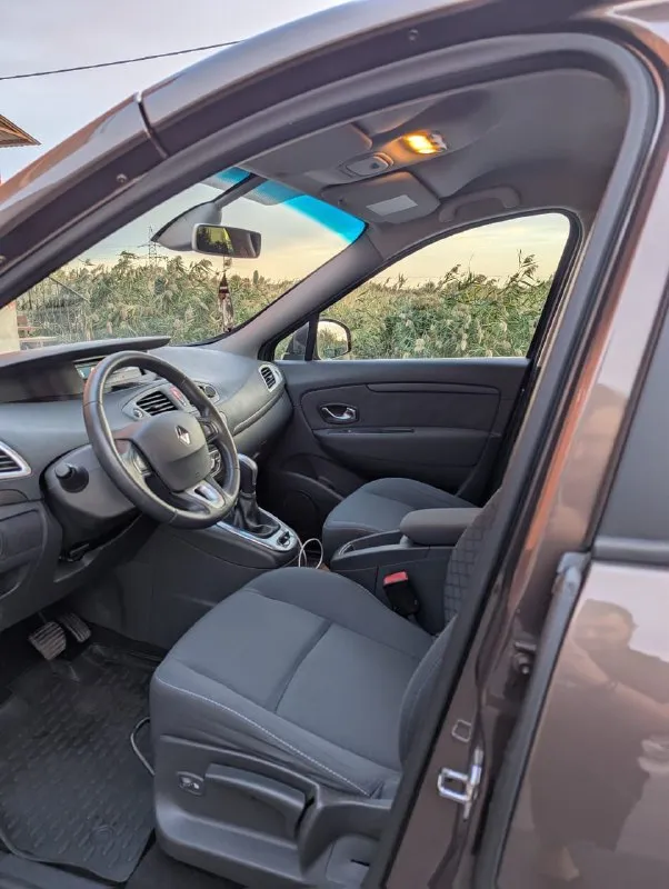 Renault scenic iii, 2.0, 1 хозяин, без дтп, идеальное состояние!
Продаётся renault scenic 2011 года в состоянии нового. Машина по принципу «сел и поехал» без подводных камней.
​Характеристики:
​Двигатель: 2.0 л (140 л. С. ), бензин
​Коробка: автоматическая (классический гидротрансформатор)
​Пробег: 140 000 км (оригинальный)
​Владельцы: 1
​Птс: оригинал
​Ключевые преимущества:
​Идеальная автотека: без дтп, расчётов и выплат.
​Заводской окрас: ни одна деталь не перекрашивалась.
​Все стёкла родные: включая лобовое.
​Богатая комплектация: двухзонный климат-контроль, круиз-контроль, датчики света/дождя, акпп tiptronic и др.
​Отличное техническое состояние: полностью обслужен. Запаска ни разу не ставилась.
​Любые проверки приветствуются. Машина для тех, кто ценит честность.
​Цена:
Торг у капота.
Телефон: телеграм + 7 949 003 60 29.. .. - фотография - 7