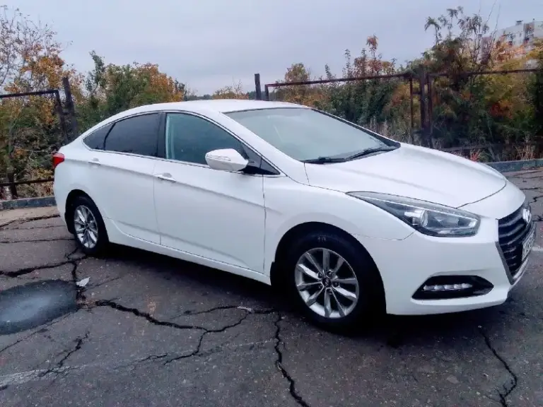Продам хюндай i40 2015г. В. Отличное состояние. Покупалась в салоне. Не пригон. Цвет-белый металлик. Двигатель 2.0 цепной атмосферный. (масло от замены до замены). Акпп -6 ст. Гидротрансформатор. (переключает четко, без рывков и задержек) пробег 160тыс. Км. Хорошая комплектация- ус. Руля, климат-контроль, круиз-контроль, громкая связь, подогрев сидений, зеркал, борт компьютер,3 режима вождения(стандарт, эко, спорт), avto hold, abs, esp, автозапуск с сигнализации, под рулевые лепестки, кожаный руль, линзы, оригинальные легкосплавные диски 5шт. (запаска тоже ), полный эл. Пакет, салон в идеальном состоянии, датчики света, дождя. Камера заднего вида( экран встроен в зеркало заднего вида). Два комплекта ключей. Два комплекта резины. Все работает идеально. Обслужена. Сел-поехал. Собственник. Цена 1 м250 тыс. Вопросы по тлф. +79494196605 - фотография - 1