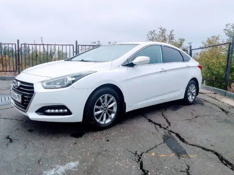 Продам хюндай i40 2015г. В. Отличное состояние. Покупалась в салоне. Не пригон. Цвет-белый металлик. Двигатель 2.0 цепной атмосферный. (масло от замены до замены). Акпп -6 ст. Гидротрансформатор. (переключает четко, без рывков и задержек) пробег 160тыс. Км. Хорошая комплектация- ус. Руля, климат-контроль, круиз-контроль, громкая связь, подогрев сидений, зеркал, борт компьютер,3 режима вождения(стандарт, эко, спорт), avto hold, abs, esp, автозапуск с сигнализации, под рулевые лепестки, кожаный руль, линзы, оригинальные легкосплавные диски 5шт. (запаска тоже ), полный эл. Пакет, салон в идеальном состоянии, датчики света, дождя. Камера заднего вида( экран встроен в зеркало заднего вида). Два комплекта ключей. Два комплекта резины. Все работает идеально. Обслужена. Сел-поехал. Собственник. Цена 1 м250 тыс. Вопросы по тлф. +79494196605 - фотография - 2