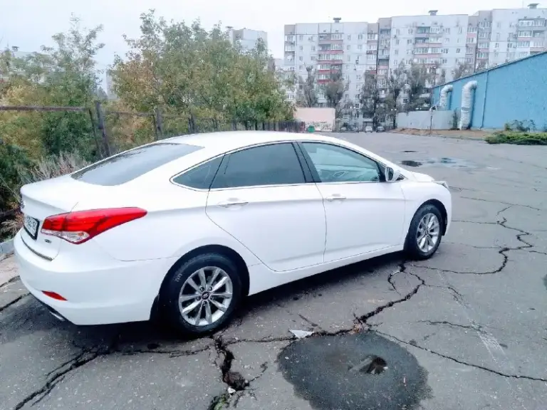Продам хюндай i40 2015г. В. Отличное состояние. Покупалась в салоне. Не пригон. Цвет-белый металлик. Двигатель 2.0 цепной атмосферный. (масло от замены до замены). Акпп -6 ст. Гидротрансформатор. (переключает четко, без рывков и задержек) пробег 160тыс. Км. Хорошая комплектация- ус. Руля, климат-контроль, круиз-контроль, громкая связь, подогрев сидений, зеркал, борт компьютер,3 режима вождения(стандарт, эко, спорт), avto hold, abs, esp, автозапуск с сигнализации, под рулевые лепестки, кожаный руль, линзы, оригинальные легкосплавные диски 5шт. (запаска тоже ), полный эл. Пакет, салон в идеальном состоянии, датчики света, дождя. Камера заднего вида( экран встроен в зеркало заднего вида). Два комплекта ключей. Два комплекта резины. Все работает идеально. Обслужена. Сел-поехал. Собственник. Цена 1 м250 тыс. Вопросы по тлф. +79494196605 - фотография - 3