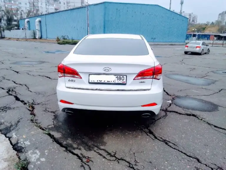 Продам хюндай i40 2015г. В. Отличное состояние. Покупалась в салоне. Не пригон. Цвет-белый металлик. Двигатель 2.0 цепной атмосферный. (масло от замены до замены). Акпп -6 ст. Гидротрансформатор. (переключает четко, без рывков и задержек) пробег 160тыс. Км. Хорошая комплектация- ус. Руля, климат-контроль, круиз-контроль, громкая связь, подогрев сидений, зеркал, борт компьютер,3 режима вождения(стандарт, эко, спорт), avto hold, abs, esp, автозапуск с сигнализации, под рулевые лепестки, кожаный руль, линзы, оригинальные легкосплавные диски 5шт. (запаска тоже ), полный эл. Пакет, салон в идеальном состоянии, датчики света, дождя. Камера заднего вида( экран встроен в зеркало заднего вида). Два комплекта ключей. Два комплекта резины. Все работает идеально. Обслужена. Сел-поехал. Собственник. Цена 1 м250 тыс. Вопросы по тлф. +79494196605 - фотография - 4