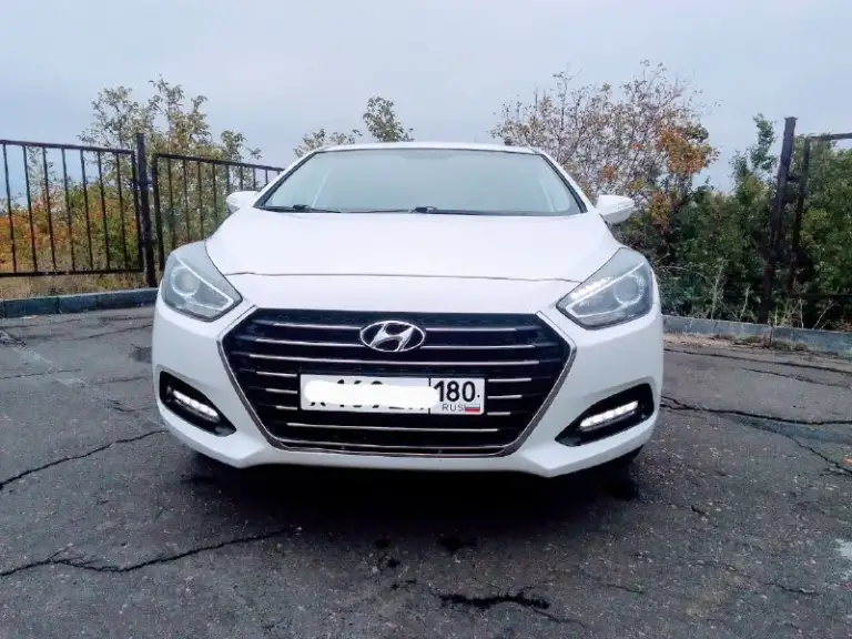 Продам хюндай i40 2015г. В. Отличное состояние. Покупалась в салоне. Не пригон. Цвет-белый металлик. Двигатель 2.0 цепной атмосферный. (масло от замены до замены). Акпп -6 ст. Гидротрансформатор. (переключает четко, без рывков и задержек) пробег 160тыс. Км. Хорошая комплектация- ус. Руля, климат-контроль, круиз-контроль, громкая связь, подогрев сидений, зеркал, борт компьютер,3 режима вождения(стандарт, эко, спорт), avto hold, abs, esp, автозапуск с сигнализации, под рулевые лепестки, кожаный руль, линзы, оригинальные легкосплавные диски 5шт. (запаска тоже ), полный эл. Пакет, салон в идеальном состоянии, датчики света, дождя. Камера заднего вида( экран встроен в зеркало заднего вида). Два комплекта ключей. Два комплекта резины. Все работает идеально. Обслужена. Сел-поехал. Собственник. Цена 1 м250 тыс. Вопросы по тлф. +79494196605 - фотография - 5