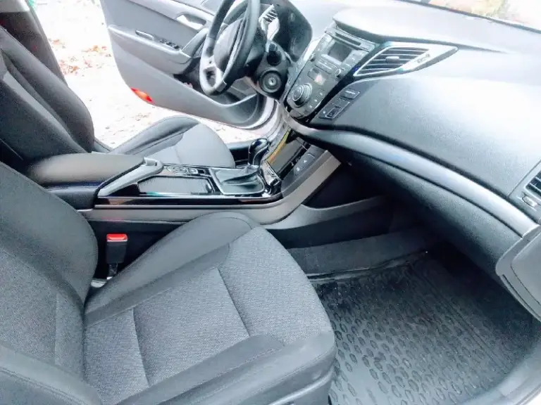 Продам хюндай i40 2015г. В. Отличное состояние. Покупалась в салоне. Не пригон. Цвет-белый металлик. Двигатель 2.0 цепной атмосферный. (масло от замены до замены). Акпп -6 ст. Гидротрансформатор. (переключает четко, без рывков и задержек) пробег 160тыс. Км. Хорошая комплектация- ус. Руля, климат-контроль, круиз-контроль, громкая связь, подогрев сидений, зеркал, борт компьютер,3 режима вождения(стандарт, эко, спорт), avto hold, abs, esp, автозапуск с сигнализации, под рулевые лепестки, кожаный руль, линзы, оригинальные легкосплавные диски 5шт. (запаска тоже ), полный эл. Пакет, салон в идеальном состоянии, датчики света, дождя. Камера заднего вида( экран встроен в зеркало заднего вида). Два комплекта ключей. Два комплекта резины. Все работает идеально. Обслужена. Сел-поехал. Собственник. Цена 1 м250 тыс. Вопросы по тлф. +79494196605 - фотография - 6