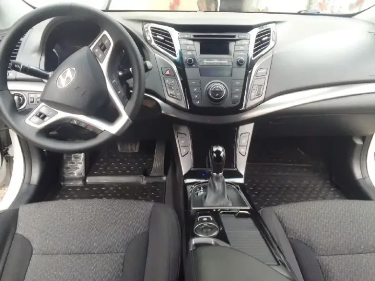 Продам хюндай i40 2015г. В. Отличное состояние. Покупалась в салоне. Не пригон. Цвет-белый металлик. Двигатель 2.0 цепной атмосферный. (масло от замены до замены). Акпп -6 ст. Гидротрансформатор. (переключает четко, без рывков и задержек) пробег 160тыс. Км. Хорошая комплектация- ус. Руля, климат-контроль, круиз-контроль, громкая связь, подогрев сидений, зеркал, борт компьютер,3 режима вождения(стандарт, эко, спорт), avto hold, abs, esp, автозапуск с сигнализации, под рулевые лепестки, кожаный руль, линзы, оригинальные легкосплавные диски 5шт. (запаска тоже ), полный эл. Пакет, салон в идеальном состоянии, датчики света, дождя. Камера заднего вида( экран встроен в зеркало заднего вида). Два комплекта ключей. Два комплекта резины. Все работает идеально. Обслужена. Сел-поехал. Собственник. Цена 1 м250 тыс. Вопросы по тлф. +79494196605 - фотография - 7