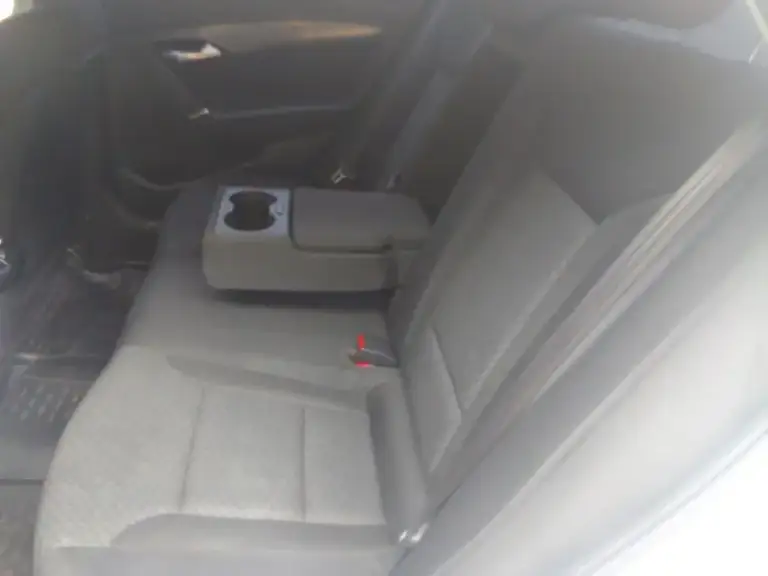 Продам хюндай i40 2015г. В. Отличное состояние. Покупалась в салоне. Не пригон. Цвет-белый металлик. Двигатель 2.0 цепной атмосферный. (масло от замены до замены). Акпп -6 ст. Гидротрансформатор. (переключает четко, без рывков и задержек) пробег 160тыс. Км. Хорошая комплектация- ус. Руля, климат-контроль, круиз-контроль, громкая связь, подогрев сидений, зеркал, борт компьютер,3 режима вождения(стандарт, эко, спорт), avto hold, abs, esp, автозапуск с сигнализации, под рулевые лепестки, кожаный руль, линзы, оригинальные легкосплавные диски 5шт. (запаска тоже ), полный эл. Пакет, салон в идеальном состоянии, датчики света, дождя. Камера заднего вида( экран встроен в зеркало заднего вида). Два комплекта ключей. Два комплекта резины. Все работает идеально. Обслужена. Сел-поехал. Собственник. Цена 1 м250 тыс. Вопросы по тлф. +79494196605 - фотография - 8