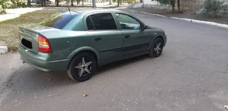 Продаётся opel astra g 2001 год 1.4. 90. Лошадей мотор работает как часы тихо  не дымит не троит масло не расходует коробка отлично ходовая часть мячик автомобиль в отличном состоянии за машину не стыдно кондиционер работает холодит очень хорошо подогрев зеркал подогрев заднего стекла вся электрика всё что должно работать всё работает как говорится сел и поехал.   Цена 385 т. Р. Вопросы по телефону +79495823678 - фотография - 2