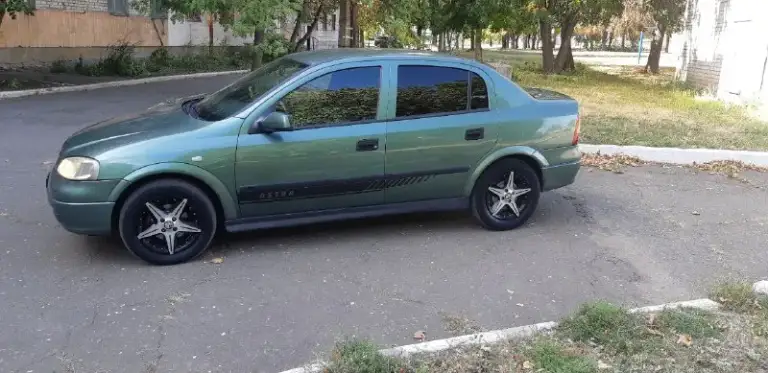 Продаётся opel astra g 2001 год 1.4. 90. Лошадей мотор работает как часы тихо  не дымит не троит масло не расходует коробка отлично ходовая часть мячик автомобиль в отличном состоянии за машину не стыдно кондиционер работает холодит очень хорошо подогрев зеркал подогрев заднего стекла вся электрика всё что должно работать всё работает как говорится сел и поехал.   Цена 385 т. Р. Вопросы по телефону +79495823678 - фотография - 7