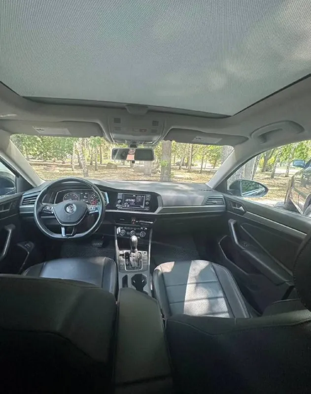Продам: volkswagen jetta 7, 2020г. ,
Двигатель:1.4l tsi, 150 л. С. , турбированный. ,
Пробег 128300 км. ,
Коробка: автомат (aisin)
Комплектация: кожаный салон, панорамный люк, адаптивный круиз-контроль, система предупреждения о фронтальном столкновении, система экстренного торможения, система мониторинга слепых зон, помощь при выезде с парковки задним ходом, система контроля давления в шинах, система старт стоп, два режима езды (обычный и эко), электронный ручник, камера заднего вида, мультируль, сенсорный экран, поддержка apple carplay и android auto, bluetooth, usb, aux, электронный иммобилайзер, литые диски 16, светодиодные фары и многое другое!
Из допов: авто полностью русифицированная, антихром, атермальная пленка по госту на лобовом и передних боковых стекол, авто в отличном состоянии и полностью обслужено, все жидкости поменяны, новая зимняя резина.
Ценна: 1 650 000 торг
Тел: +79496207619 - фотография - 8