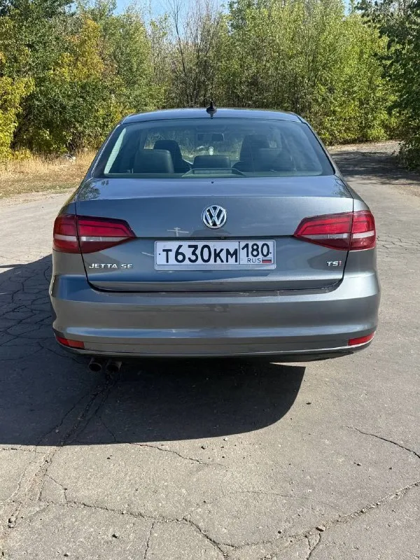 🚗  Продам свою машину volkswagen jetta 6 рестайлинг
📅 Год: 2017 | ⏱ пробег: 150 000 км (родной)
⚙️ Двигатель: 1.4 tsi (gen 3) | коробка: надёжный автомат aisin
✨Комплектация — есть всё для комфорта и удовольствия:
• Бесключевой доступ, система start/stop, слепые зоны
• Кожаный салон, люк
• Мультимедиа с carplay и android auto
• Камера заднего вида
• Кондиционер
• Подогрев сидений (3 режима)
• Мультируль
• Электропривод и подогрев зеркал
• Полный электропакет
• Подушки безопасности
🔧 Состояние: полностью обслужен, вложений не требует — сел и поехал!
📄 Документы в порядке, учёт рф, переоформление без проблем.
💰 Цена:.1.375.000 ₽ (торг у капота) осмотр г иловайск, тел +7949-824-08-68 - фотография - 2