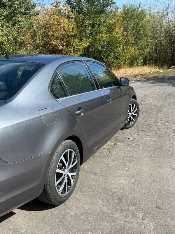🚗  Продам свою машину volkswagen jetta 6 рестайлинг
📅 Год: 2017 | ⏱ пробег: 150 000 км (родной)
⚙️ Двигатель: 1.4 tsi (gen 3) | коробка: надёжный автомат aisin
✨Комплектация — есть всё для комфорта и удовольствия:
• Бесключевой доступ, система start/stop, слепые зоны
• Кожаный салон, люк
• Мультимедиа с carplay и android auto
• Камера заднего вида
• Кондиционер
• Подогрев сидений (3 режима)
• Мультируль
• Электропривод и подогрев зеркал
• Полный электропакет
• Подушки безопасности
🔧 Состояние: полностью обслужен, вложений не требует — сел и поехал!
📄 Документы в порядке, учёт рф, переоформление без проблем.
💰 Цена:.1.375.000 ₽ (торг у капота) осмотр г иловайск, тел +7949-824-08-68 - фотография - 5