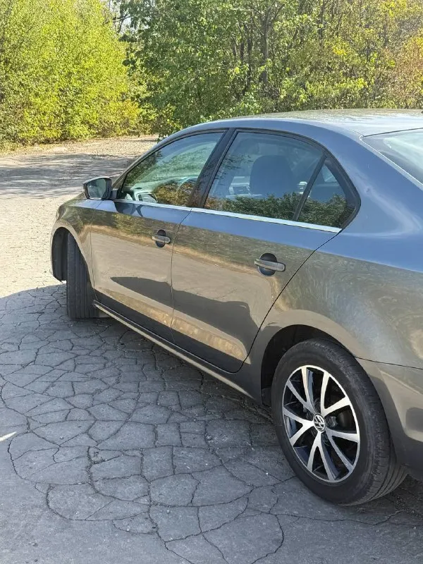 🚗  Продам свою машину volkswagen jetta 6 рестайлинг
📅 Год: 2017 | ⏱ пробег: 150 000 км (родной)
⚙️ Двигатель: 1.4 tsi (gen 3) | коробка: надёжный автомат aisin
✨Комплектация — есть всё для комфорта и удовольствия:
• Бесключевой доступ, система start/stop, слепые зоны
• Кожаный салон, люк
• Мультимедиа с carplay и android auto
• Камера заднего вида
• Кондиционер
• Подогрев сидений (3 режима)
• Мультируль
• Электропривод и подогрев зеркал
• Полный электропакет
• Подушки безопасности
🔧 Состояние: полностью обслужен, вложений не требует — сел и поехал!
📄 Документы в порядке, учёт рф, переоформление без проблем.
💰 Цена:.1.375.000 ₽ (торг у капота) осмотр г иловайск, тел +7949-824-08-68 - фотография - 6
