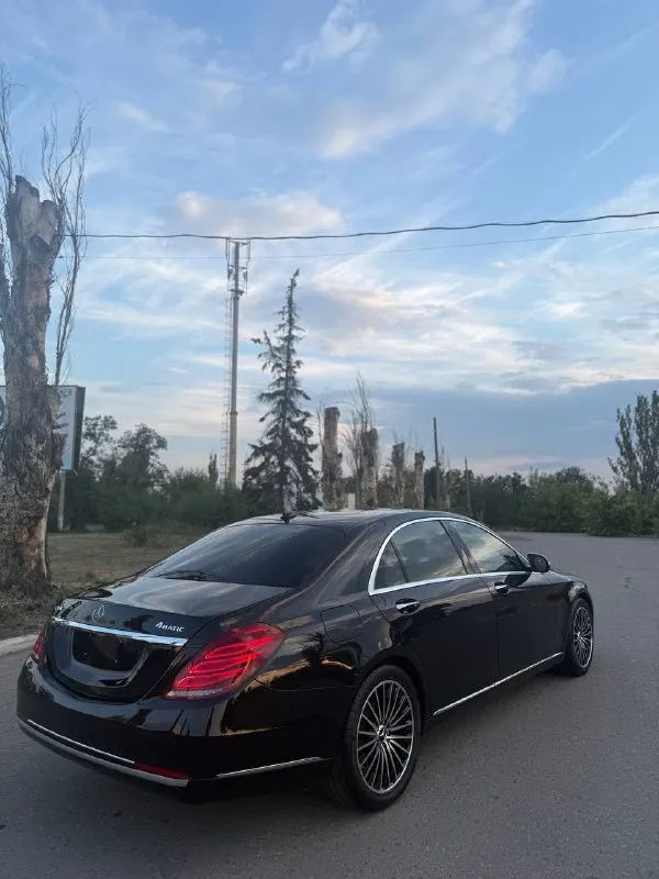 Mercedes benz - s class 222 - 2016 года выпуска, 149 км тысяч пробег,3.0 литра дизель, машина официальная, автомобиль в идеальнейшем состоянии, на твердую пятерку, не бит не крашен, машина вся в заводском окрасе на 100%, вся история обслуживания начиная с момента эксплуатации чеки и т. Д, два комплекта резины с дисками зима лето, отличная комплектация, для комфортной езды, есть абсолютно все. Я собственник, звонить для более подробной информации по номеру ниже +79495180296 цена 3.🍋850 или обмен - фотография - 3