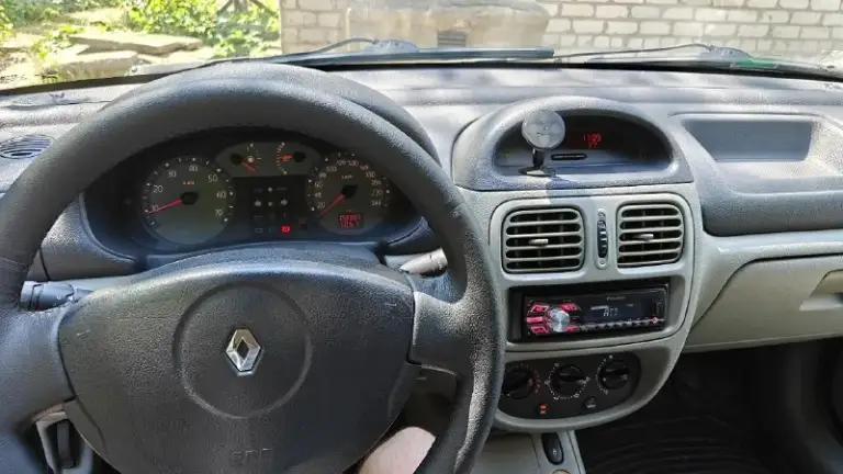 Renault clio ii 2006г. 1.4 8v  пробег - 159000км, цена - 280к рублей. Отличное состояние, каждый день на ходу, кондиционер морозит, печка жарит, заводится и едет в любую погоду по любым дорогам, поменяно - радиаторы охлаждения и кондиционера + вентилятор, стойки вкруг, тормоза вкруг, все подушки двигателя, ремни ролики, корпус термостата алюминиевый (заводской - пластиковый и он всегда течет), прокладка гбц тоже заменена с маслосъемными колплчками, катушка зажигания оригинал нового образца, вв провода нулевого сопротивления (вечные), в задних пружинах стоят пневмобалоны - можно грузить багажник, 4-ех канальный усилитель с динамиками вкруг, руль в коже, есть багажник на крышу, зимний комплект колес в сборе, иммобилайзер, электро зеркала, корректор фар, гидроусилитель, центральный замок, птф, диодные лампы в фарах. Из косяков - передний бампер, где-то сколы, сопливит пару сальников. Документы чистые, страховка переоформляется на нового владельца. Донецк. +7949 324 98 10.
📞 Звоните: +7(949)3249810 - фотография - 5