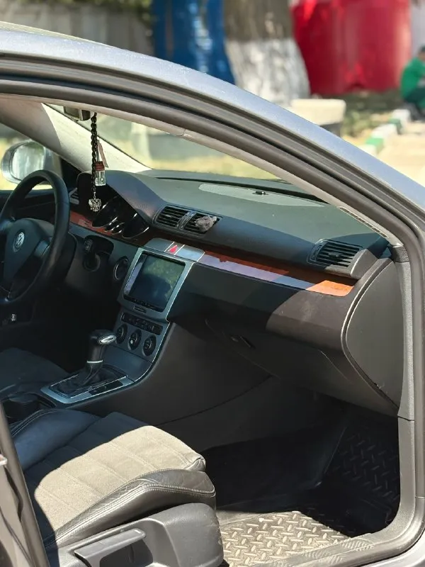 Продам немецкий лайнер volkswagen passat b6 🇩🇪
Год выпуска: 2006 год!
Пробег: 257 тыс. Км.
Коробка: автомат ( японский aisin )
Объем мотора: 2.0 fsi
Привод: передний
Очень богатая комплектация: датчик света, дождя, адаптивная оптика, передние и задние парктроники, autohold, электроручник, задние шторки, abs, esp, салон кожа-алькантара, двухзонный климат-контроль, круиз-контроль, подсветка поворотов, обогрев боковых зеркал, заднего и лобового стекла.
В фарах стоят хорошие led лампы.
Все работает исправно.
Продажа без номеров. Переоформление без проблем, я собственник.
В автомобиле лежит руководство об эксплуатации, до определенного времени обслуживался у официального дилера.
Всего 2 хозяина. Был куплен первым в автосалоне в донецке
Цена: 850.000₽ (торг присутствует)
📞Обращаться в лс или по номеру телефона +79493844577
Автомобиль находится в шахтерске.
📞 Звоните: +7(949)3844577 - фотография - 8