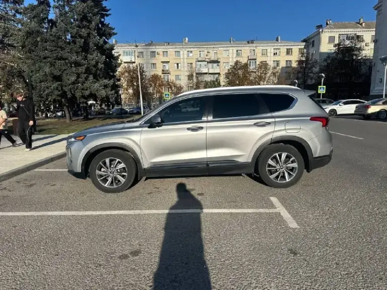 Продаю свой hyundai santa fe 2020 года
Этот кроссовер в идеальном состоянии, никогда не подводил меня, и я уверен, что станет отличным выбором для нового владельца.
Технические характеристики:
• Двигатель: 2.4 л — мощный и экономичный, работает как часы.
• Коробка передач: классический автомат — переключения плавные, без рывков.
• Ходовая часть: в отличном состоянии, обеспечивает комфорт и безопасность на дороге.
• Пробег: оригинальный, любые проверки.
Комплектация:
Этот автомобиль оснащен всем необходимым для комфортных поездок:
• Роскошный кожаный салон — приятно садиться за руль!
• Панорамная крыша — наслаждайтесь солнечными днями и звездными ночами.
• Память сидений — удобно подстраивать под себя.
• Подогрев и вентиляция сидений с несколькими режимами — комфорт в любую погоду.
• Подогрев руля — особенно приятно зимой.
• И это еще не все!
Я единственный владелец, и автомобиль всегда проходил регулярное обслуживание. Не было ни одного серьезного дтп — только аккуратна
📞 Звоните: +7(959)5339262 - фотография - 3