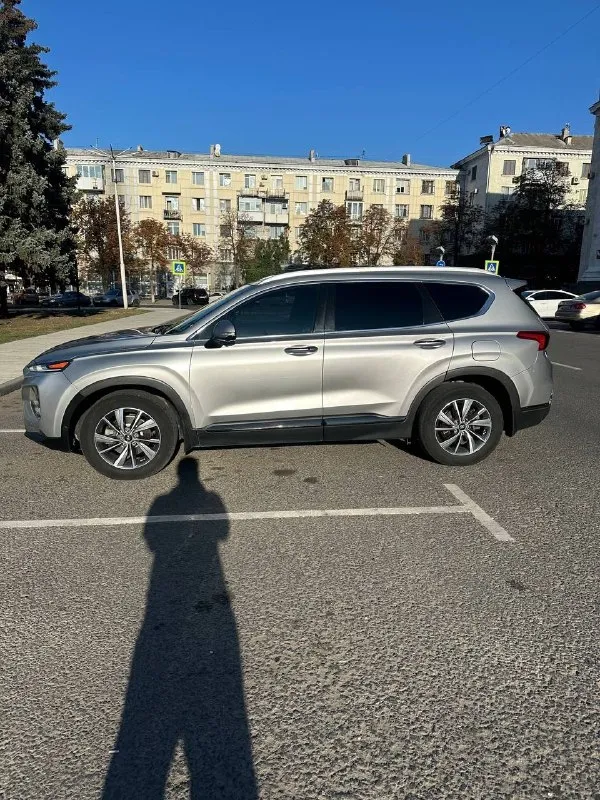 Продаю свой hyundai santa fe 2020 года
Этот кроссовер в идеальном состоянии, никогда не подводил меня, и я уверен, что станет отличным выбором для нового владельца.
Технические характеристики:
• Двигатель: 2.4 л — мощный и экономичный, работает как часы.
• Коробка передач: классический автомат — переключения плавные, без рывков.
• Ходовая часть: в отличном состоянии, обеспечивает комфорт и безопасность на дороге.
• Пробег: оригинальный, любые проверки.
Комплектация:
Этот автомобиль оснащен всем необходимым для комфортных поездок:
• Роскошный кожаный салон — приятно садиться за руль!
• Панорамная крыша — наслаждайтесь солнечными днями и звездными ночами.
• Память сидений — удобно подстраивать под себя.
• Подогрев и вентиляция сидений с несколькими режимами — комфорт в любую погоду.
• Подогрев руля — особенно приятно зимой.
• И это еще не все!
Я единственный владелец, и автомобиль всегда проходил регулярное обслуживание. Не было ни одного серьезного дтп — только аккуратна
📞 Звоните: +7(959)5339262 - фотография - 4