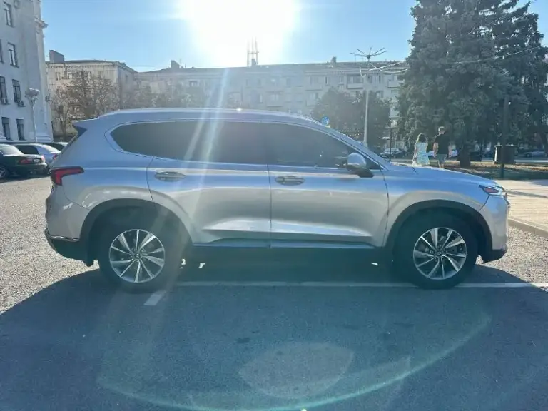 Продаю свой hyundai santa fe 2020 года
Этот кроссовер в идеальном состоянии, никогда не подводил меня, и я уверен, что станет отличным выбором для нового владельца.
Технические характеристики:
• Двигатель: 2.4 л — мощный и экономичный, работает как часы.
• Коробка передач: классический автомат — переключения плавные, без рывков.
• Ходовая часть: в отличном состоянии, обеспечивает комфорт и безопасность на дороге.
• Пробег: оригинальный, любые проверки.
Комплектация:
Этот автомобиль оснащен всем необходимым для комфортных поездок:
• Роскошный кожаный салон — приятно садиться за руль!
• Панорамная крыша — наслаждайтесь солнечными днями и звездными ночами.
• Память сидений — удобно подстраивать под себя.
• Подогрев и вентиляция сидений с несколькими режимами — комфорт в любую погоду.
• Подогрев руля — особенно приятно зимой.
• И это еще не все!
Я единственный владелец, и автомобиль всегда проходил регулярное обслуживание. Не было ни одного серьезного дтп — только аккуратна
📞 Звоните: +7(959)5339262 - фотография - 5